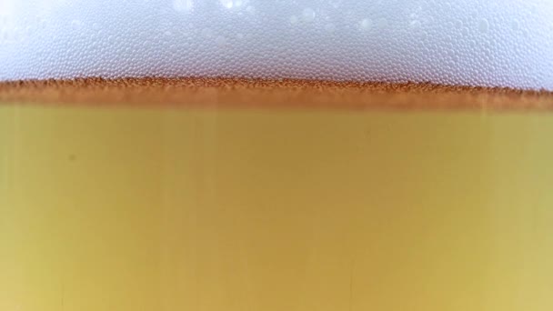 Yüzeydeki Köpüklerde Hava Kabarcıkları Bir Bardak Bira — Stok video