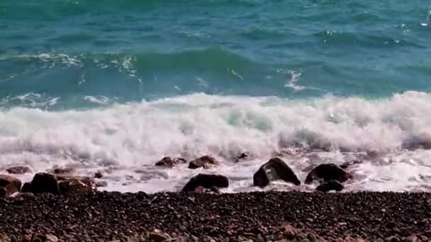 Διάφανα Κύματα Της Θάλασσας Και Μια Αμμώδης Παραλία Τόπος Ανάπαυσης — Αρχείο Βίντεο