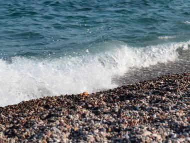 Akdeniz kıyısındaki kayalık bir plajın bir parçası