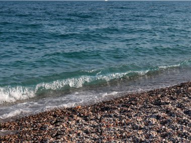 Akdeniz kıyısındaki kayalık bir plajın bir parçası