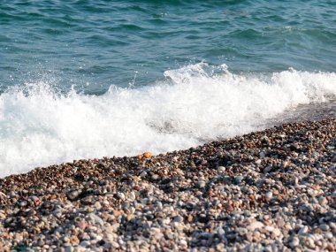 Akdeniz kıyısındaki kayalık bir plajın bir parçası