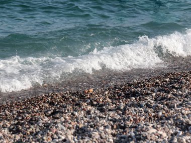 Akdeniz kıyısındaki kayalık bir plajın bir parçası