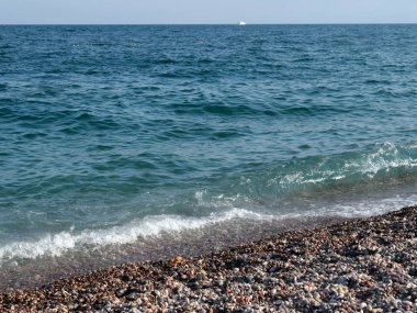 Akdeniz kıyısındaki kayalık bir plajın bir parçası