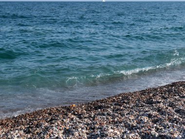 Akdeniz kıyısındaki kayalık bir plajın bir parçası