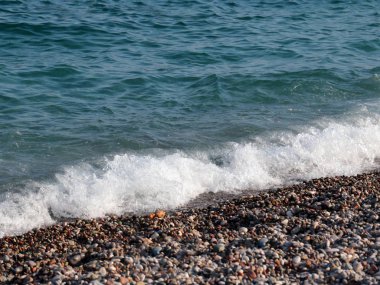 Akdeniz kıyısındaki kayalık bir plajın bir parçası