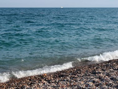 Akdeniz kıyısındaki kayalık bir plajın bir parçası