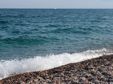 Akdeniz kıyısındaki kayalık bir plajın bir parçası