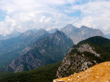 Antalya Türkiye yakınlarındaki Tyunektepe 'nin göz kamaştırıcı parlak dağ zirveleri