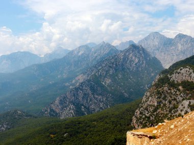 Antalya Türkiye yakınlarındaki Tyunektepe 'nin göz kamaştırıcı parlak dağ zirveleri
