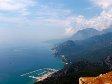Antalya Türkiye yakınlarındaki Tyunektepe 'nin göz kamaştırıcı parlak dağ zirveleri