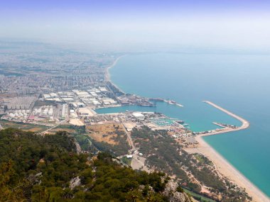 Antalya Türkiye 'nin liman ve binalarının su alanındaki çalışma mekanizmaları