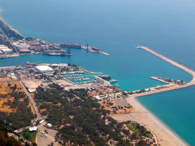Antalya Türkiye 'nin liman ve binalarının su alanındaki çalışma mekanizmaları