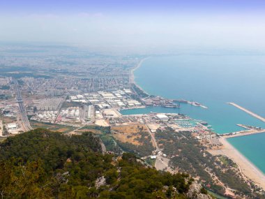 Antalya Türkiye 'nin liman ve binalarının su alanındaki çalışma mekanizmaları