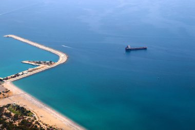 Antalya Türkiye 'nin liman ve binalarının su alanındaki çalışma mekanizmaları
