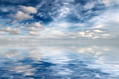 Güneşli gökyüzünün deniz yüzeyindeki yansıması.
