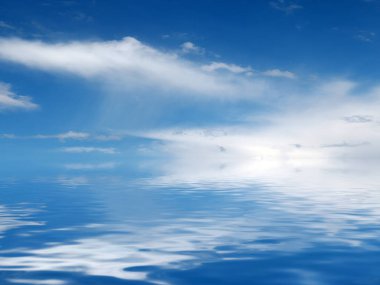 Güneşli gökyüzünün deniz yüzeyindeki yansıması.