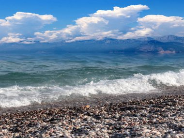 Akdeniz kıyısında güzel bir sahil ve Antalya Türkiye yakınlarındaki Tunektepe sıradağları.