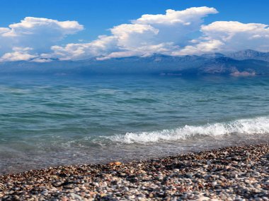 Akdeniz kıyısında güzel bir sahil ve Antalya Türkiye yakınlarındaki Tunektepe sıradağları.
