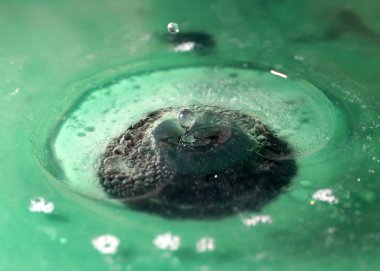 Köpük ve suyun yüzeyine çarptıktan sonra oluşan çeşitli desenler.