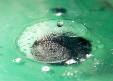 Köpük ve suyun yüzeyine çarptıktan sonra oluşan çeşitli desenler.