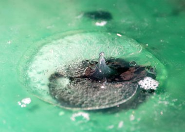 Köpük ve suyun yüzeyine çarptıktan sonra oluşan çeşitli desenler.