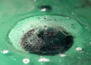 Köpük ve suyun yüzeyine çarptıktan sonra oluşan çeşitli desenler.