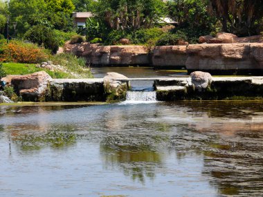 Antalya Türkiye 'nin Lara yerleşim alanındaki pitoresk botanik parkında küçük bir şelale.