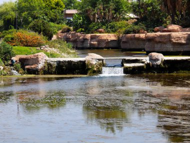 Antalya Türkiye 'nin Lara yerleşim alanındaki pitoresk botanik parkında küçük bir şelale.