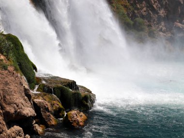 Antalya Türkiye 'nin Lara ilçesinin yerleşim bölgesinde yer alan Duden Dağı' ndaki şelalenin hızlı akışı