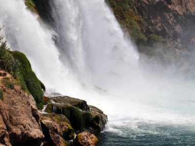 Antalya Türkiye 'nin Lara ilçesinin yerleşim bölgesinde yer alan Duden Dağı' ndaki şelalenin hızlı akışı
