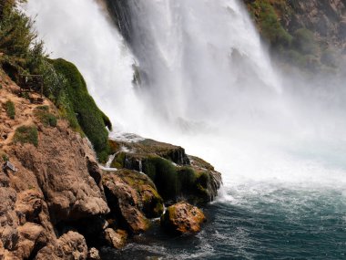 Antalya Türkiye 'nin Lara ilçesinin yerleşim bölgesinde yer alan Duden Dağı' ndaki şelalenin hızlı akışı