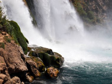 Antalya Türkiye 'nin Lara ilçesinin yerleşim bölgesinde yer alan Duden Dağı' ndaki şelalenin hızlı akışı
