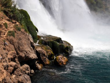 Antalya Türkiye 'nin Lara ilçesinin yerleşim bölgesinde yer alan Duden Dağı' ndaki şelalenin hızlı akışı