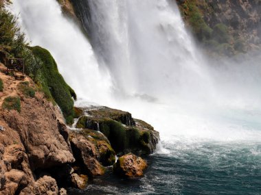 Antalya Türkiye 'nin Lara ilçesinin yerleşim bölgesinde yer alan Duden Dağı' ndaki şelalenin hızlı akışı