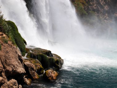 Antalya Türkiye 'nin Lara ilçesinin yerleşim bölgesinde yer alan Duden Dağı' ndaki şelalenin hızlı akışı