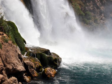 Antalya Türkiye 'nin Lara ilçesinin yerleşim bölgesinde yer alan Duden Dağı' ndaki şelalenin hızlı akışı