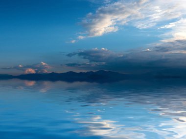 Yüzeydeki yansıma Akdeniz, Antalya Türkiye yakınlarındaki Tunektepe dağı