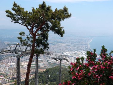 Antalya Türkiye yakınlarındaki Tyunektepe dağ sırasının yamacında bir teleferik.