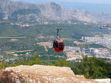 Antalya Türkiye yakınlarındaki Tyunektepe dağ sırasının yamacında bir teleferik.