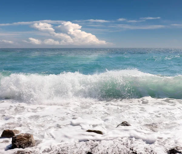 Olas Tormenta Playa Soleada Del Mar Mediterráneo — Foto de Stock