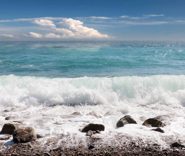 地中海的风浪和阳光明媚的海滩 — 图库照片