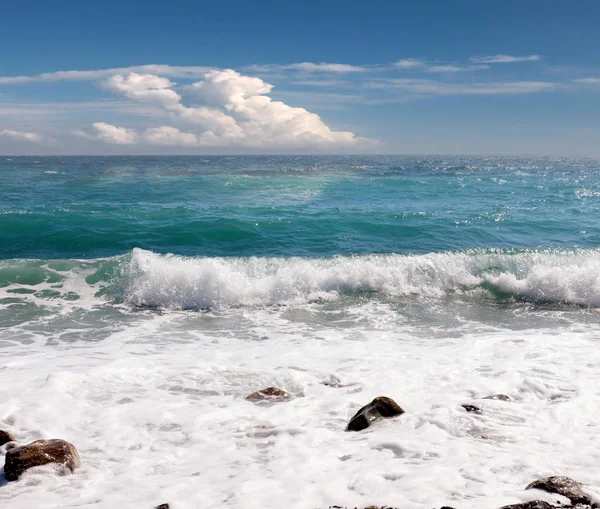 Storm Vågor Och Soliga Stranden Medelhavet — Stockfoto