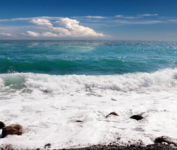 Бушующие Волны Солнечный Пляж Средиземного Моря — стоковое фото