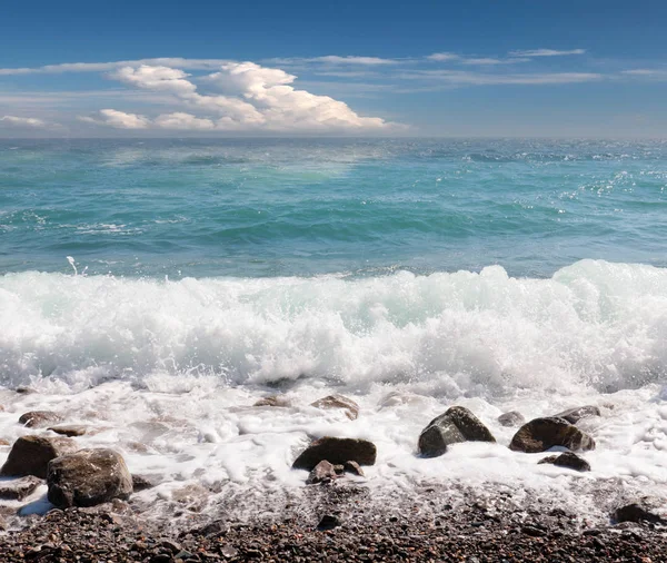 Ondas Tempestade Praia Ensolarada Mar Mediterrâneo — Fotografia de Stock