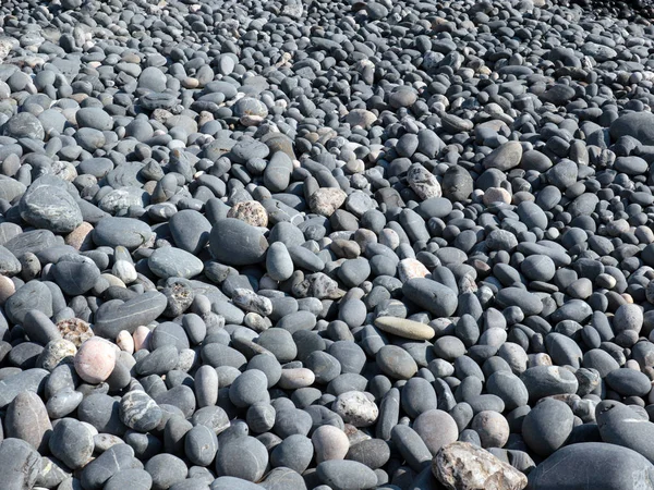 Στρογγυλεμένες Πέτρες Κομμένες Από Την Παλίρροια Της Θάλασσας Μια Παραλία — Φωτογραφία Αρχείου