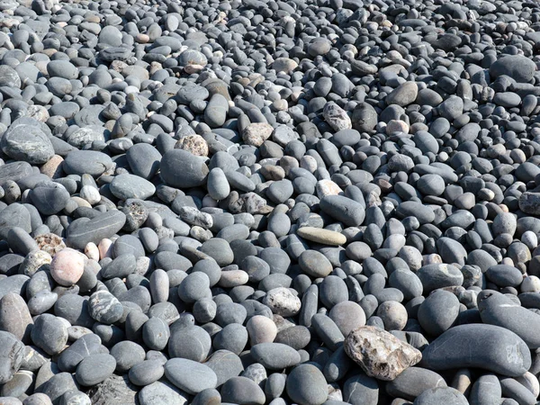 Στρογγυλεμένες Πέτρες Κομμένες Από Την Παλίρροια Της Θάλασσας Μια Παραλία — Φωτογραφία Αρχείου