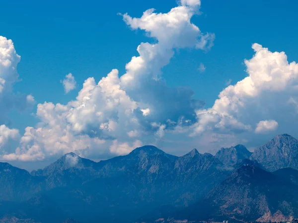 Zonnige Hemel Bergketen Tyunektepe Buurt Van Stad Antalya Turkije — Stockfoto