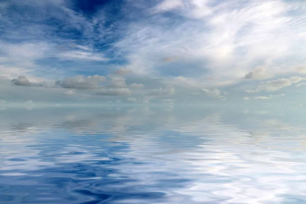 Reflet Ciel Ensoleillé Dans Surface Calme Mer — Photo