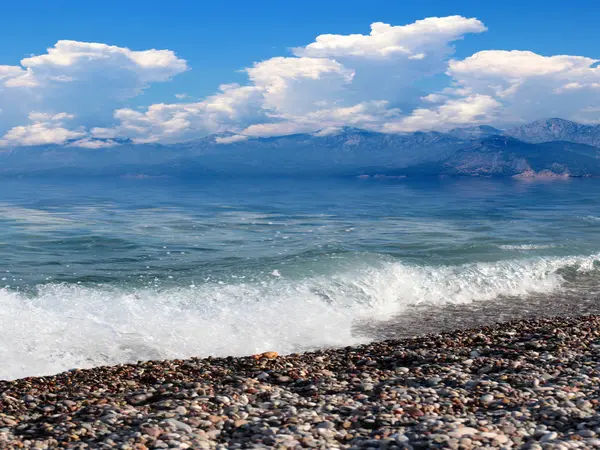 Pantai Yang Indah Pantai Laut Mediterania Dan Pegunungan Tunektepe Dekat — Stok Foto