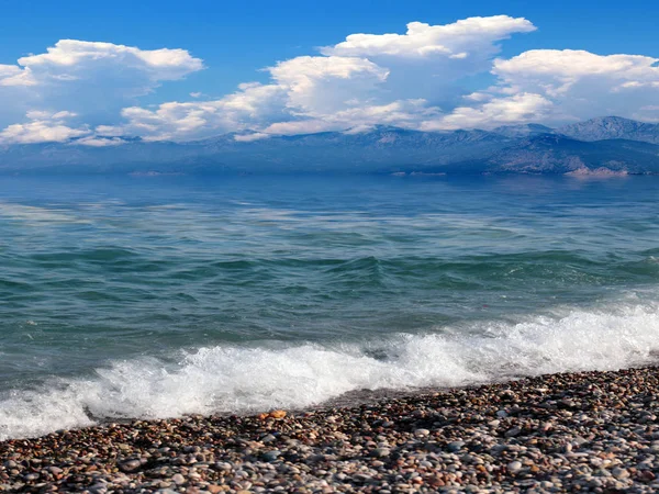 Μια Όμορφη Παραλία Στις Ακτές Της Μεσογείου Και Την Οροσειρά — Φωτογραφία Αρχείου